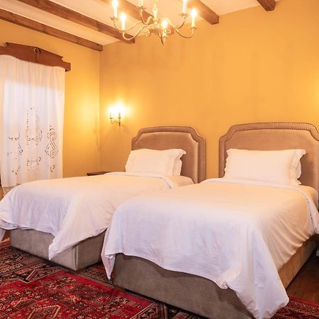 Vila Ebel Hotel Pool & Spa Корча Екстериор снимка