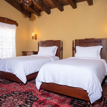 Vila Ebel Hotel Pool & Spa Корча Екстериор снимка