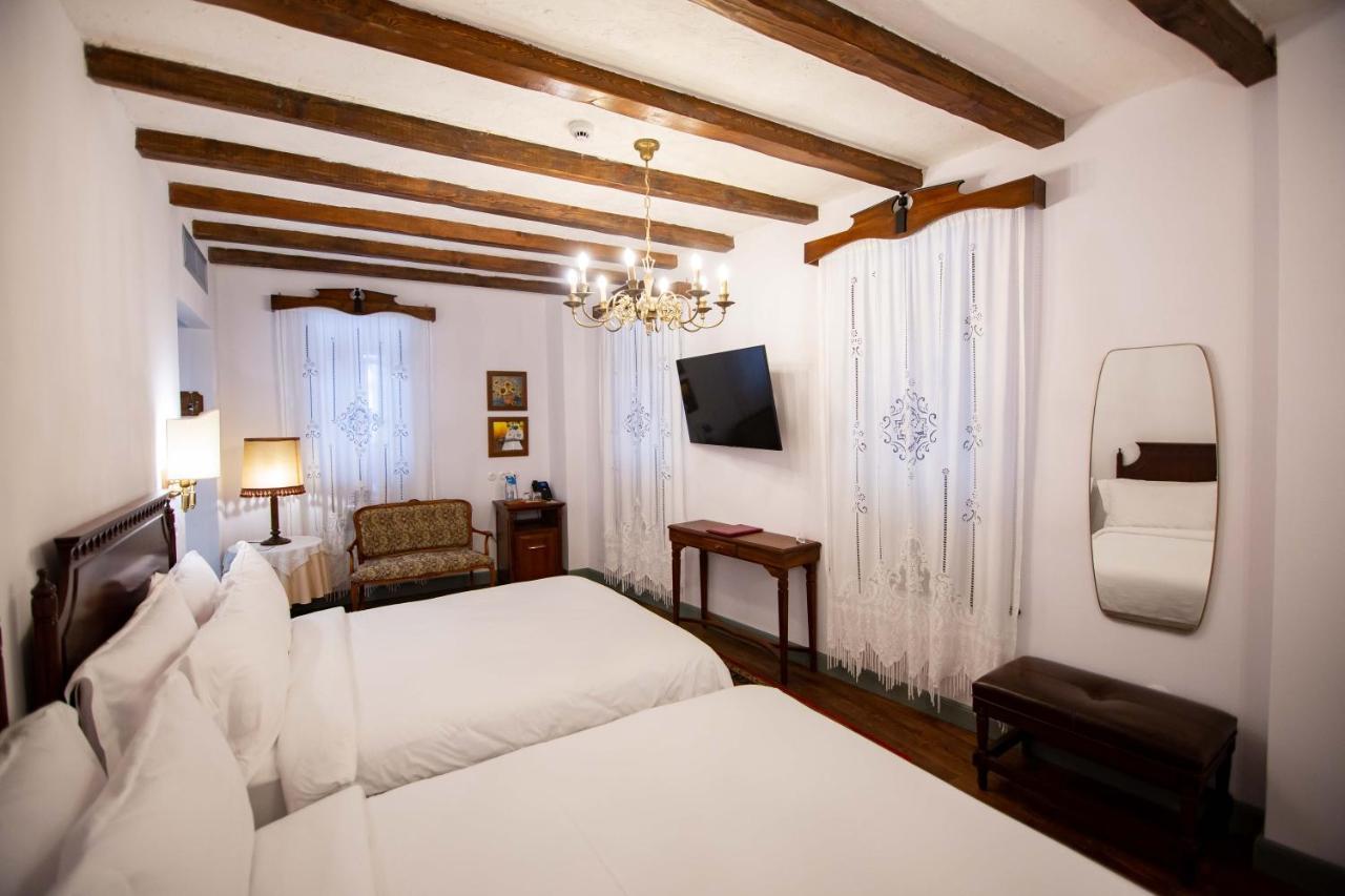 Vila Ebel Hotel Pool & Spa Корча Екстериор снимка