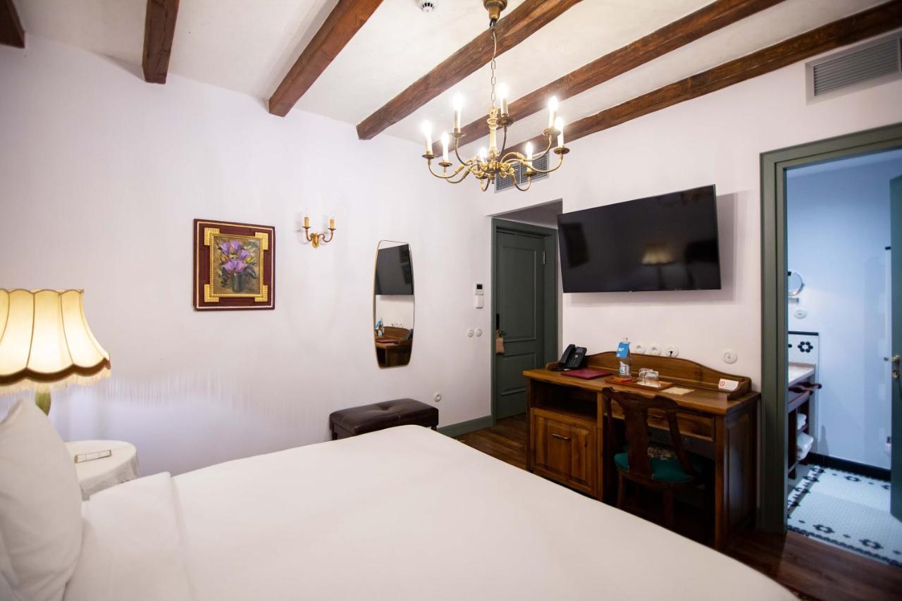 Vila Ebel Hotel Pool & Spa Корча Екстериор снимка