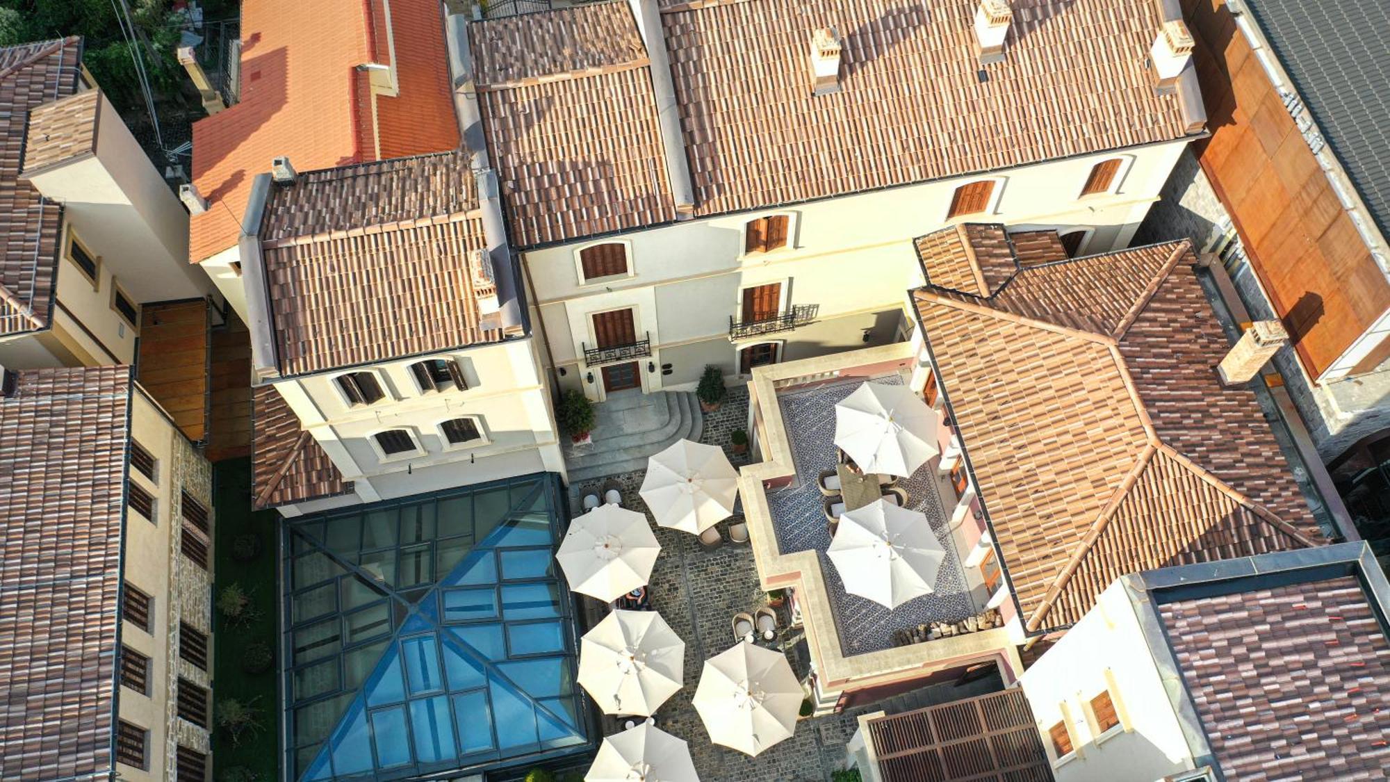 Vila Ebel Hotel Pool & Spa Корча Екстериор снимка