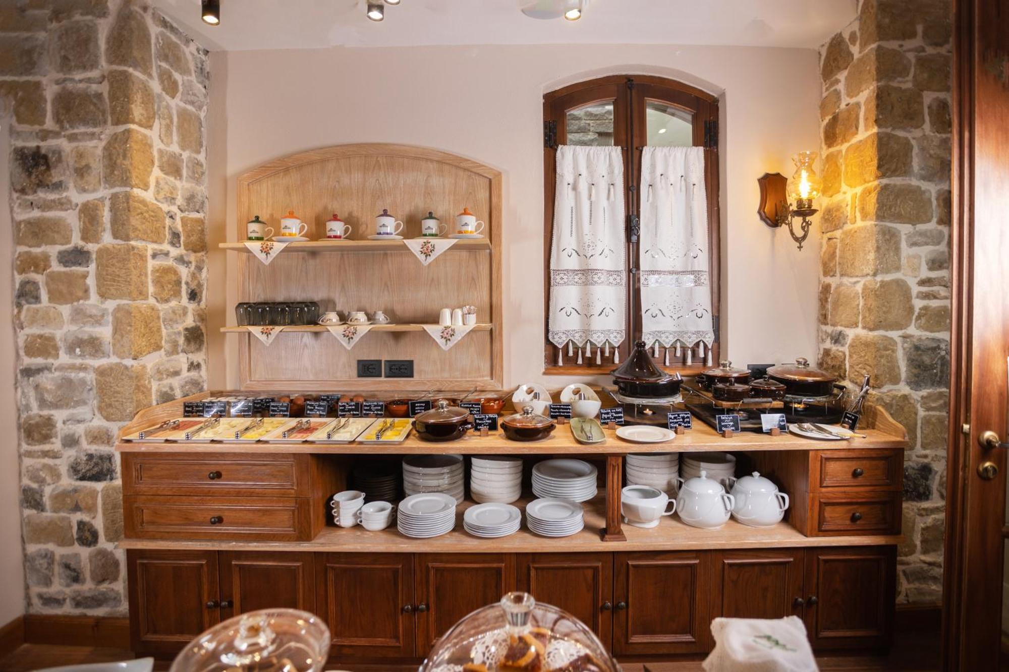 Vila Ebel Hotel Pool & Spa Корча Екстериор снимка