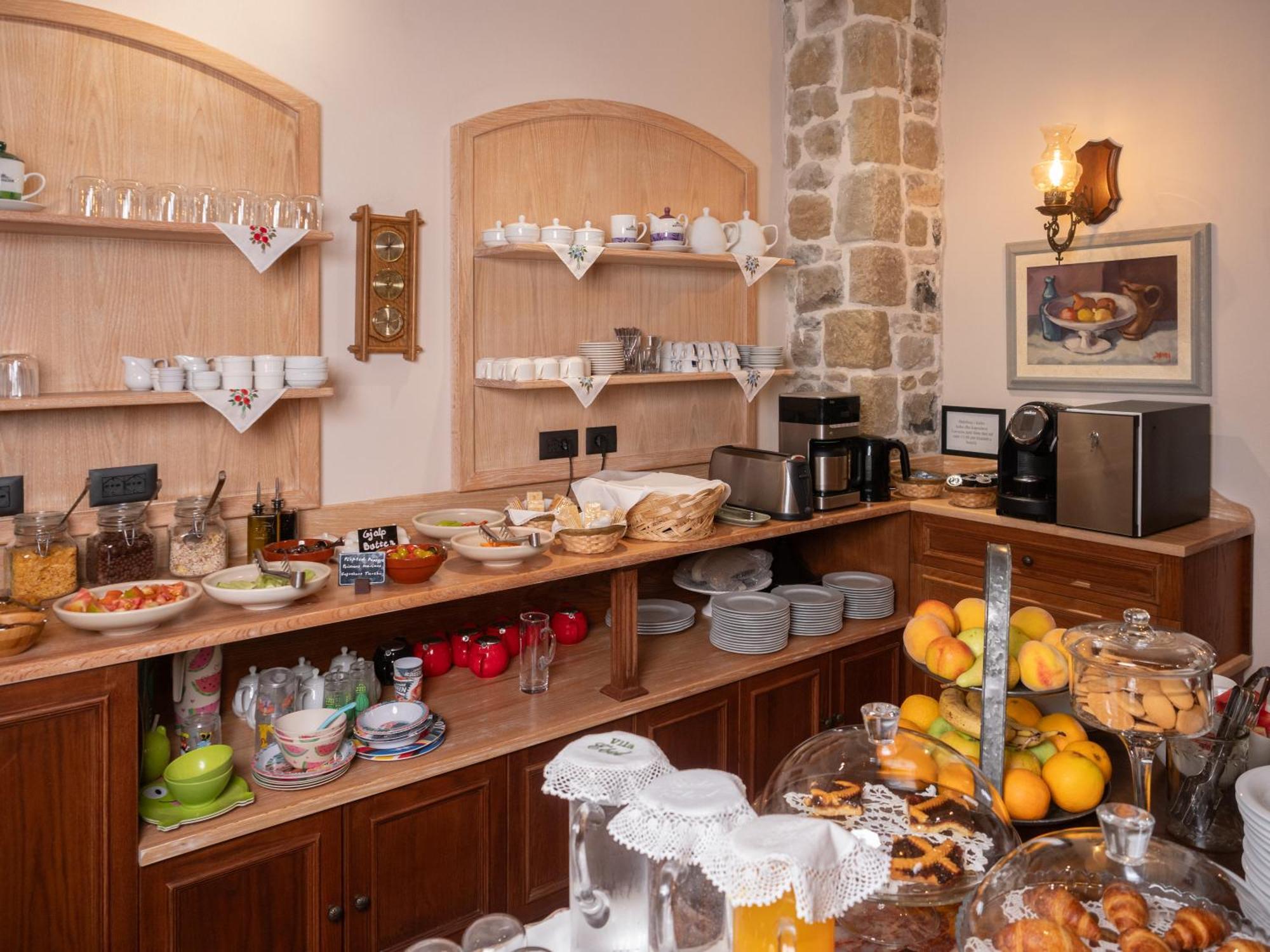 Vila Ebel Hotel Pool & Spa Корча Екстериор снимка