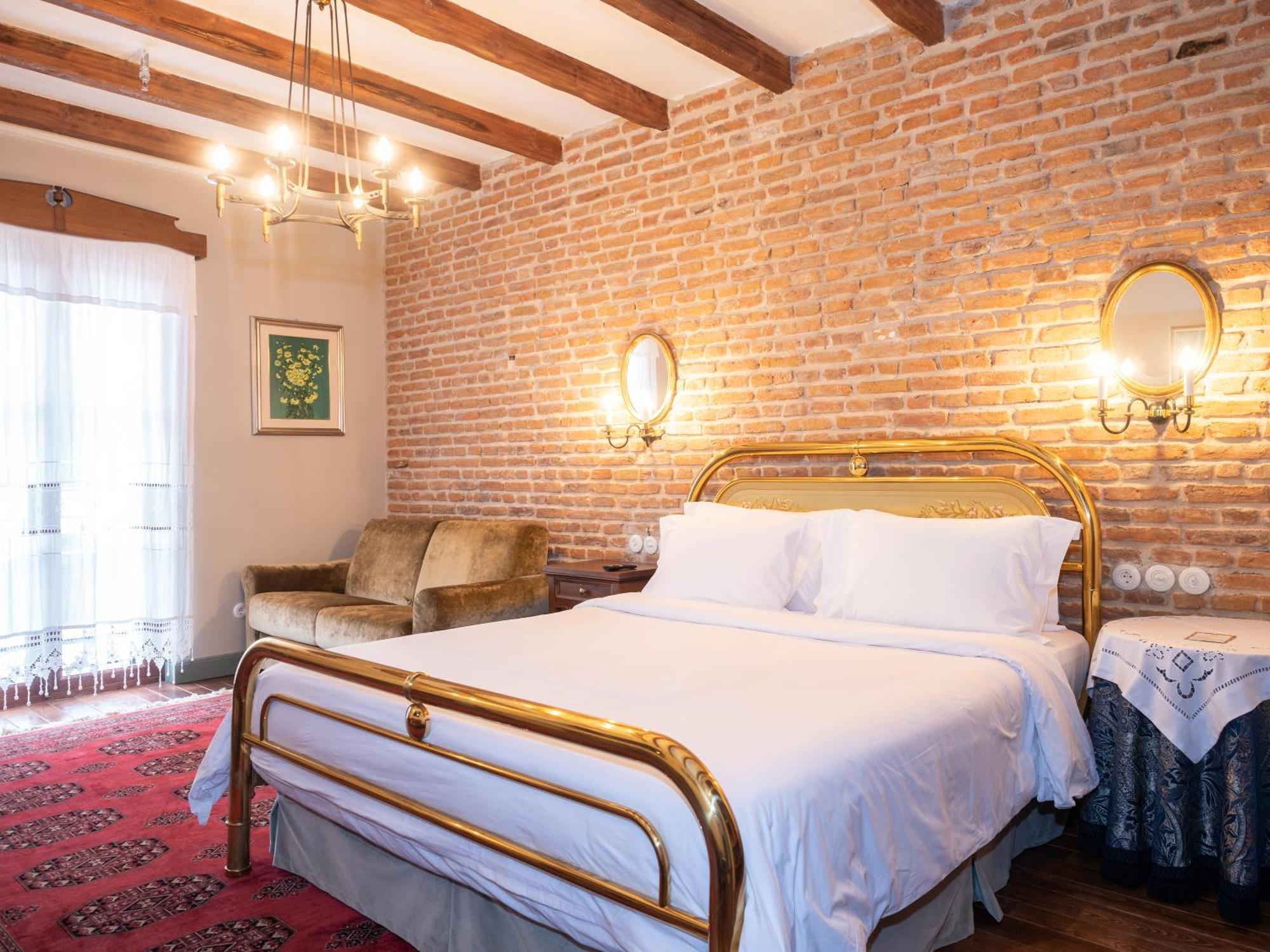 Vila Ebel Hotel Pool & Spa Корча Екстериор снимка