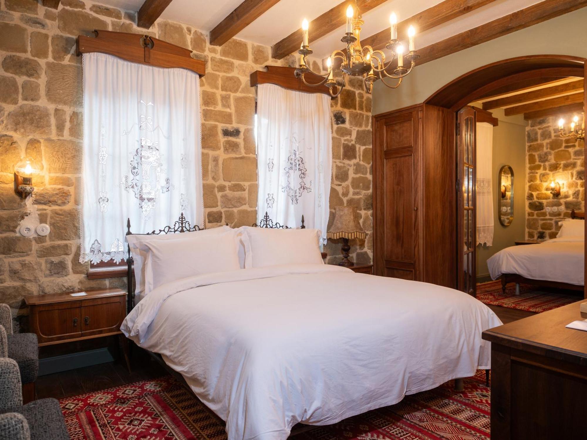 Vila Ebel Hotel Pool & Spa Корча Екстериор снимка
