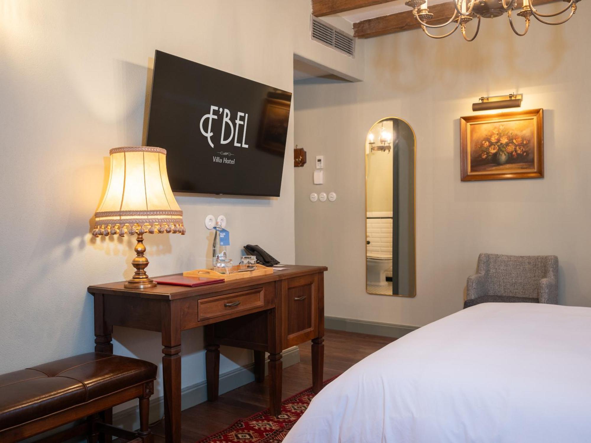 Vila Ebel Hotel Pool & Spa Корча Екстериор снимка