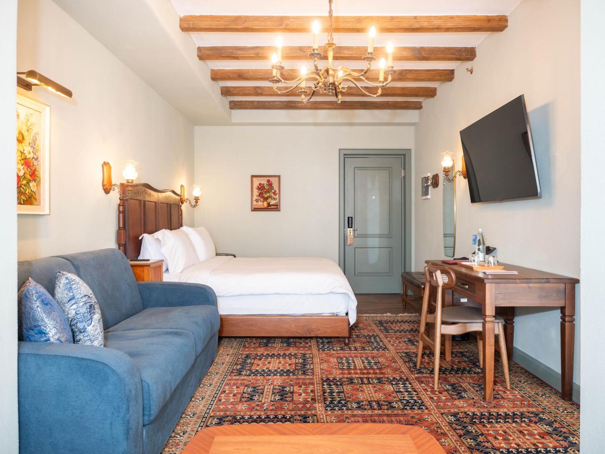 Vila Ebel Hotel Pool & Spa Корча Екстериор снимка