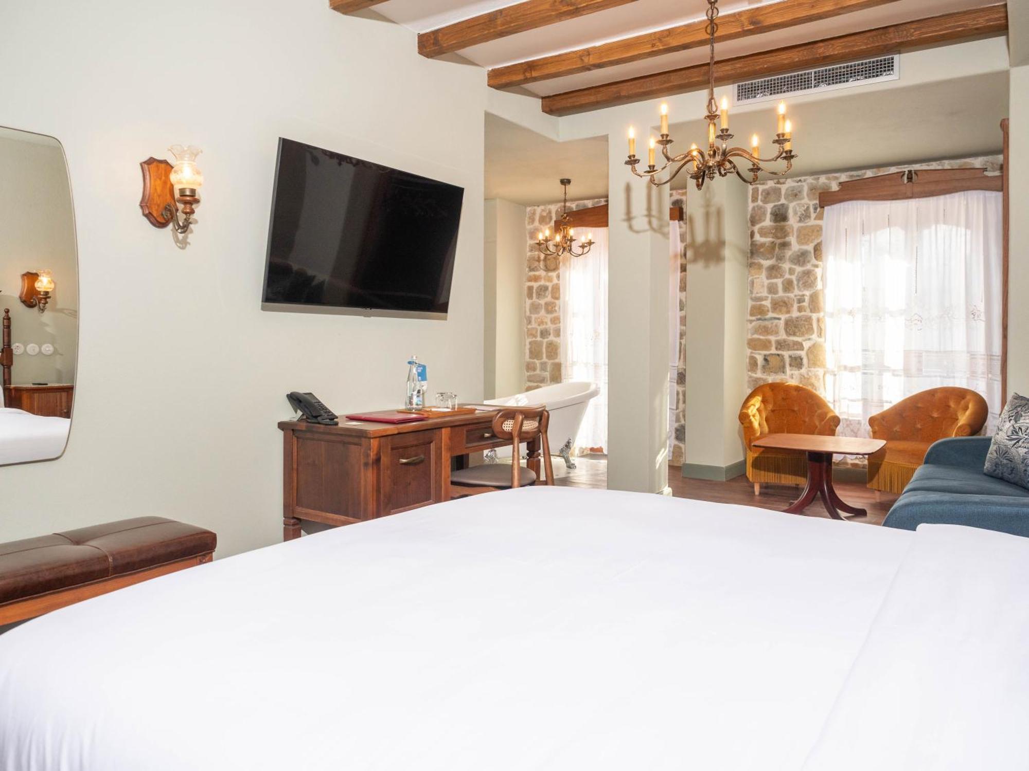 Vila Ebel Hotel Pool & Spa Корча Екстериор снимка