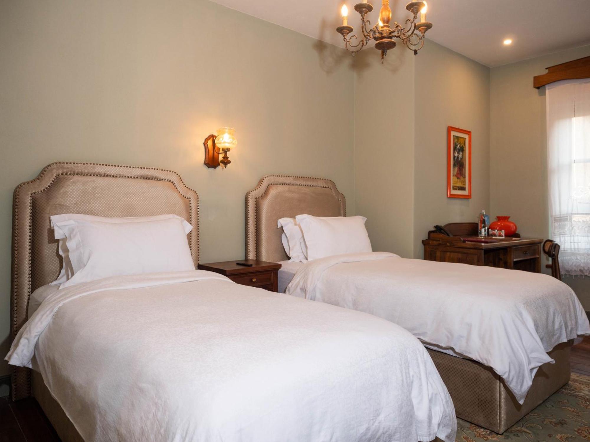Vila Ebel Hotel Pool & Spa Корча Екстериор снимка