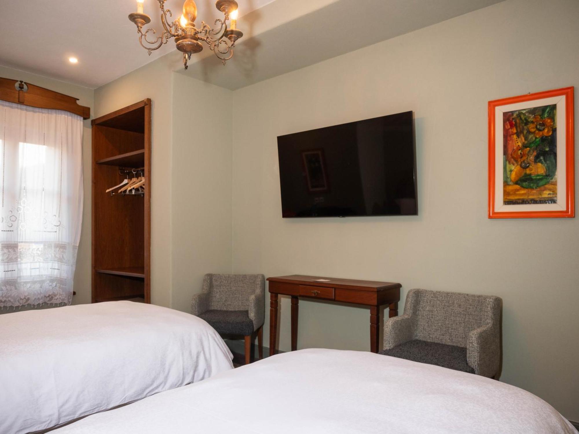 Vila Ebel Hotel Pool & Spa Корча Екстериор снимка