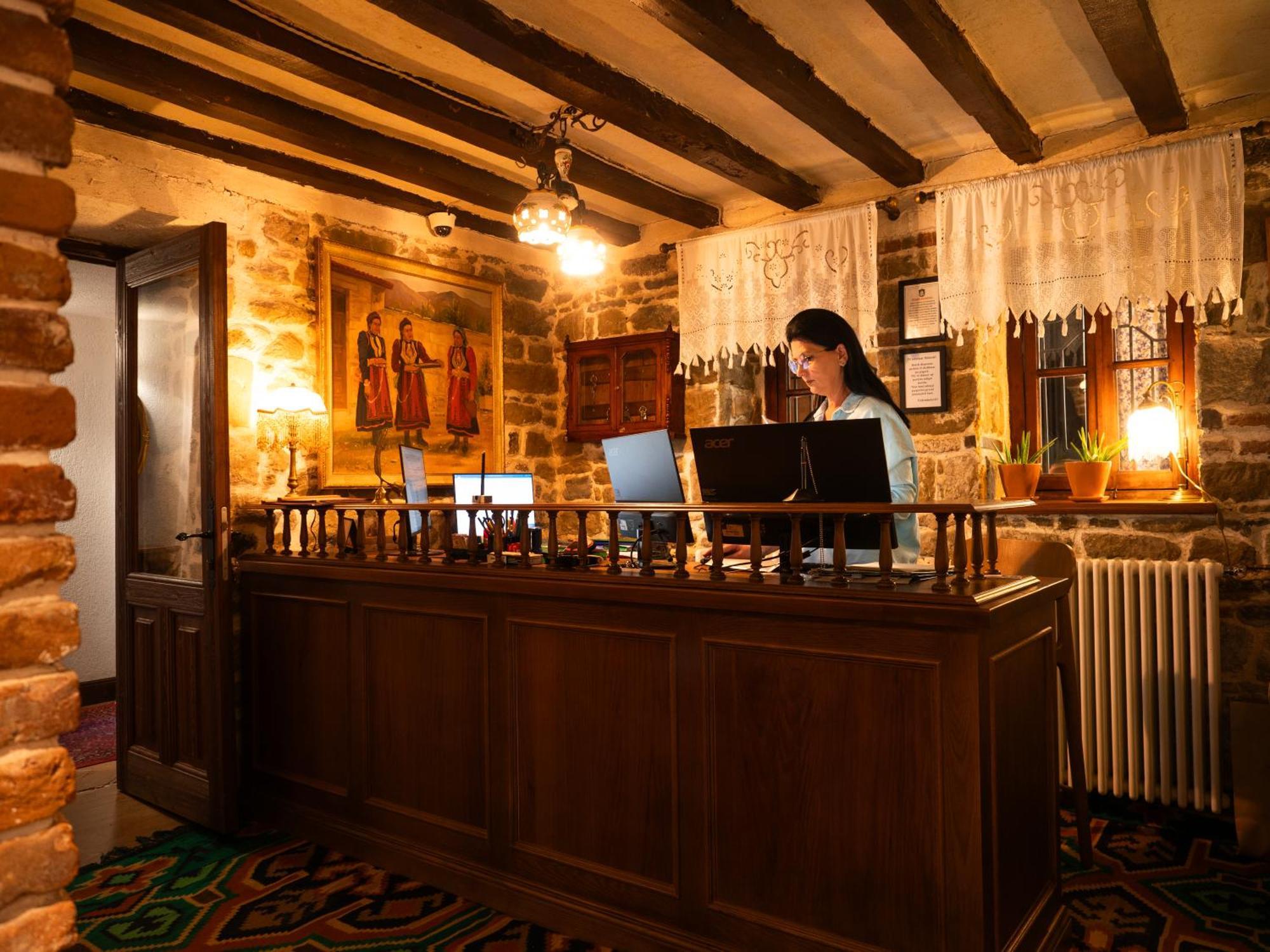 Vila Ebel Hotel Pool & Spa Корча Екстериор снимка