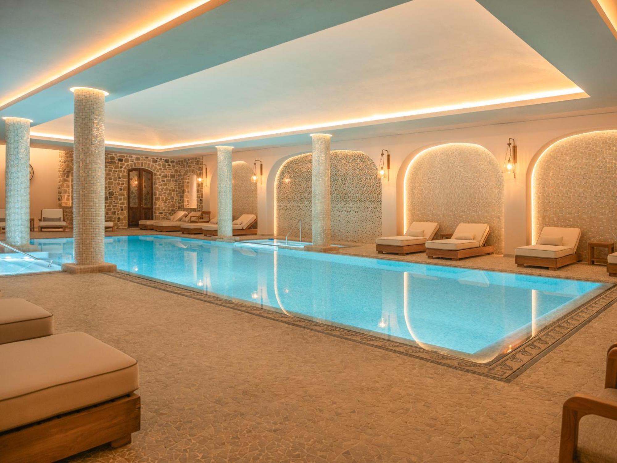 Vila Ebel Hotel Pool & Spa Корча Екстериор снимка