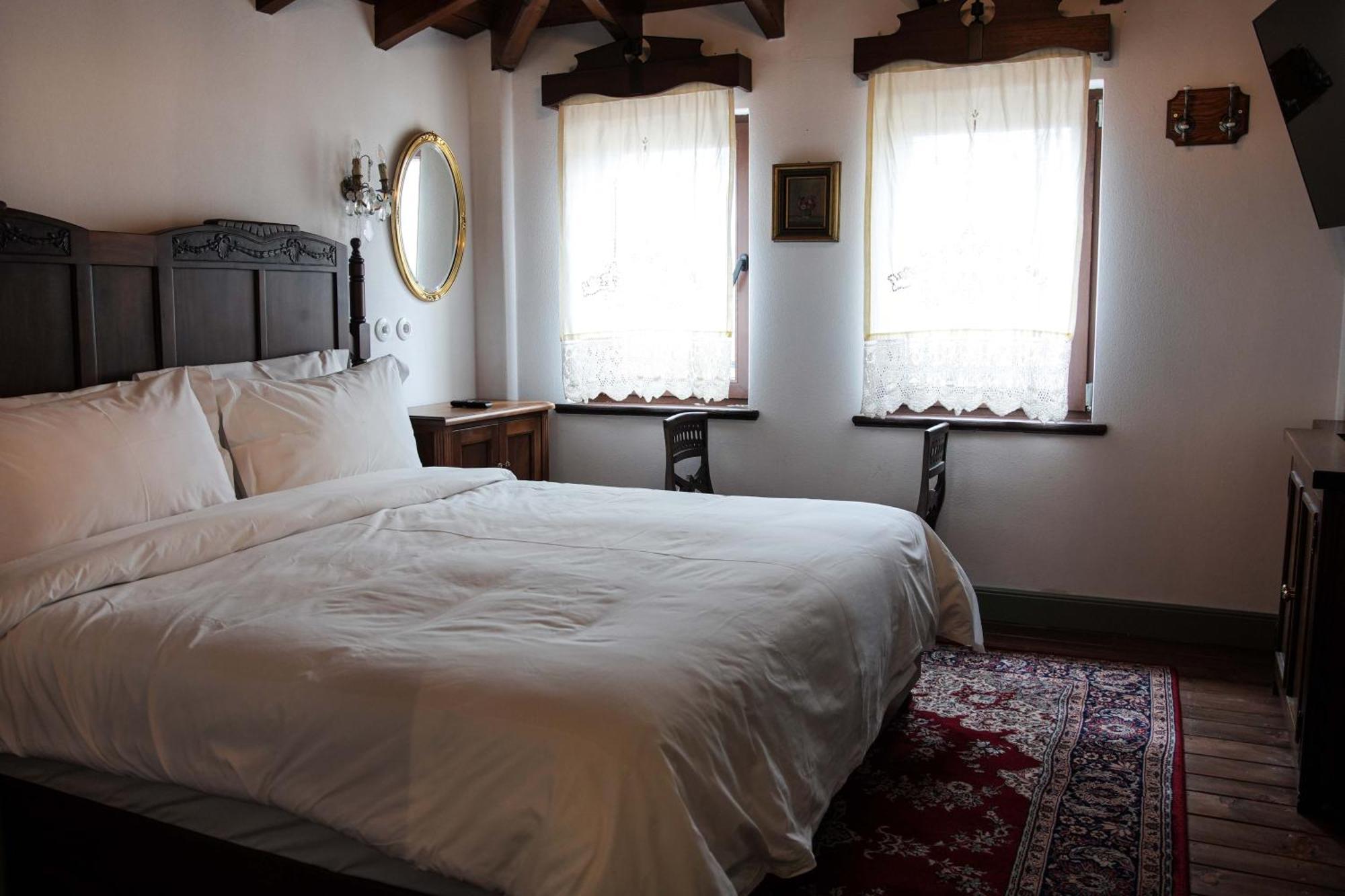 Vila Ebel Hotel Pool & Spa Корча Екстериор снимка