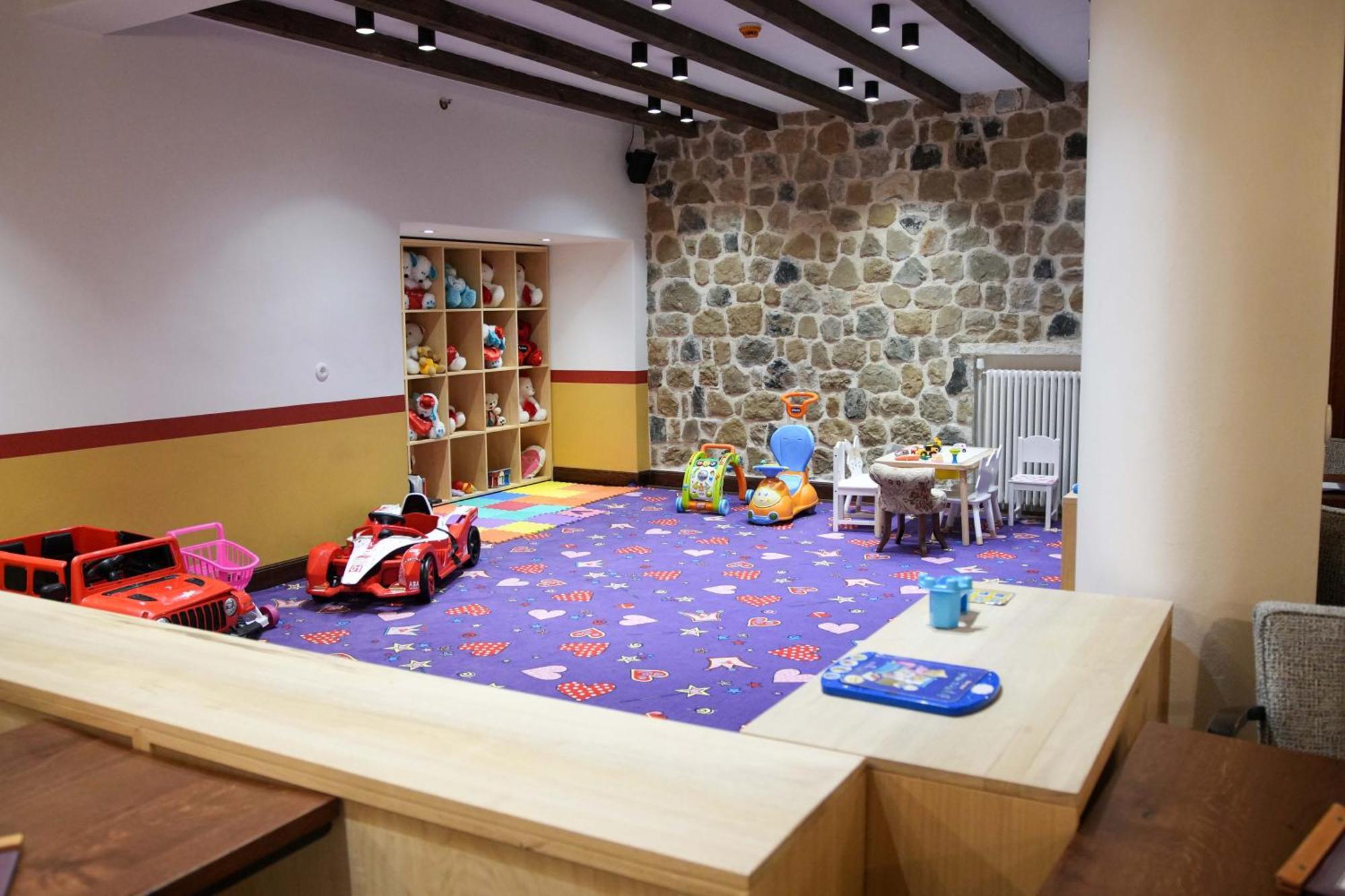 Vila Ebel Hotel Pool & Spa Корча Екстериор снимка